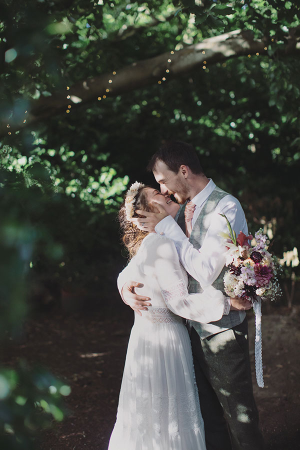 Natural Sheffield Wedding Photography | Sheffield back garden wedding