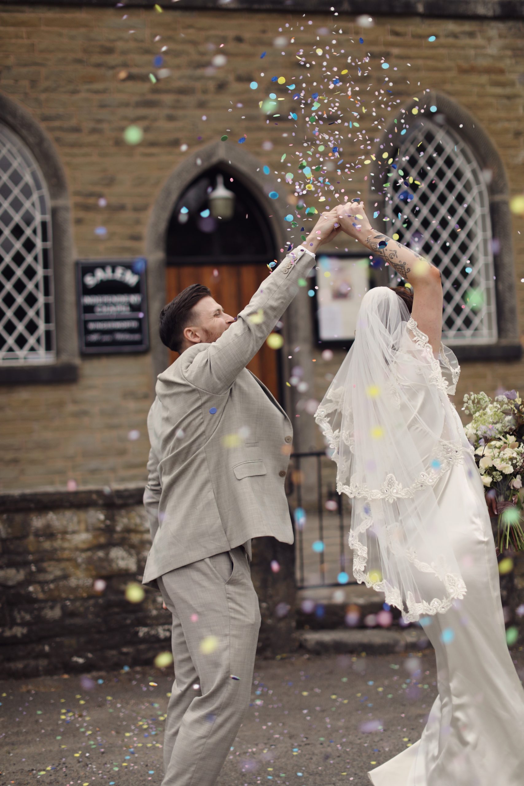 Romantic couple portraits in a picturesque English village.