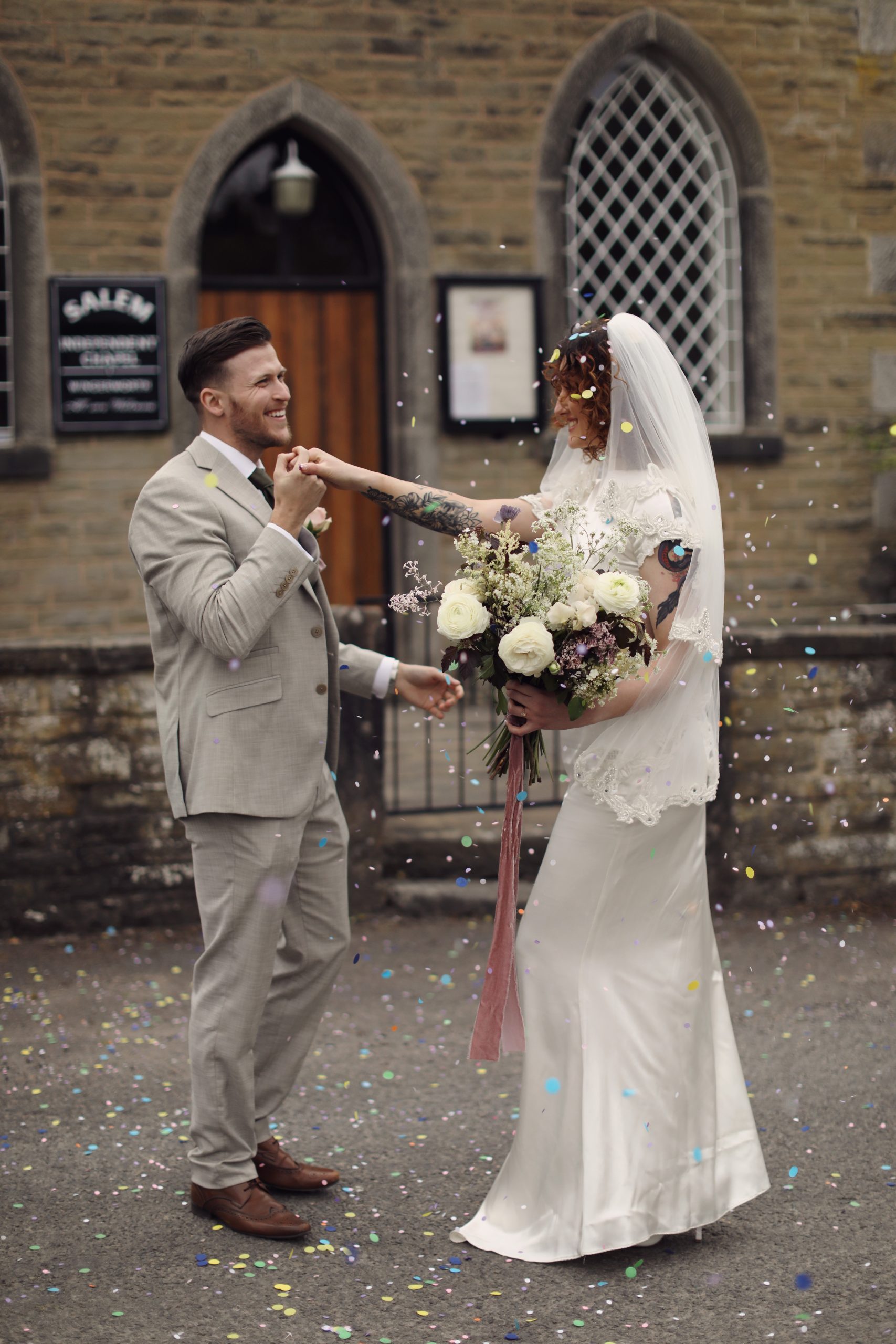 Romantic couple portraits in a picturesque English village.